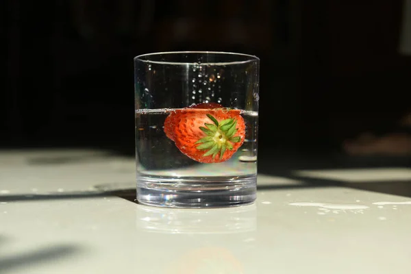 Selektiver Fokus Eines Glases Wasser Mit Einer Erdbeere — Stockfoto