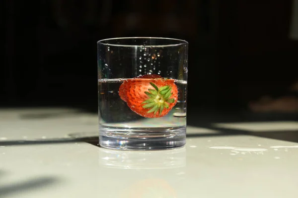 Foyer Sélectif Verre Eau Avec Une Fraise — Photo