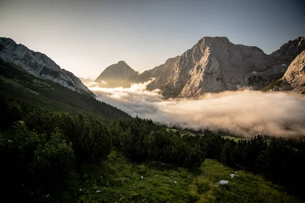 Lage Bewolking Ochtend Aan Voet Van Zugspitze Eerste Zonnestralen Aan — Stockfoto