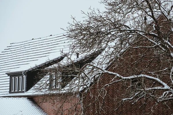 Das Dach Eines Schneebedeckten Hauses Winter — Stockfoto