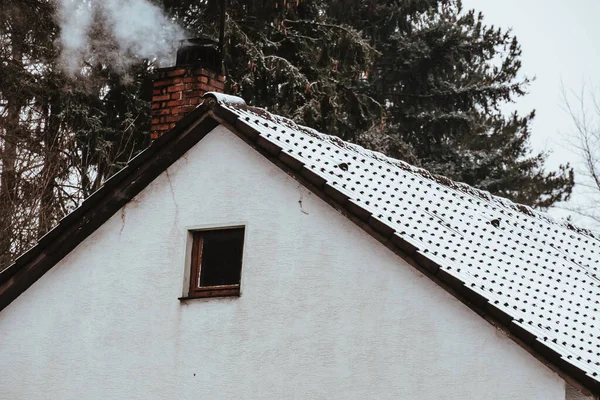 Καπνός Που Βγαίνει Από Μια Καμινάδα Στα Σκεπασμένα Χιόνι Δωμάτια — Φωτογραφία Αρχείου