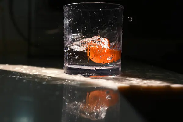 Een Selectieve Focus Van Een Glas Water Met Fruit — Stockfoto