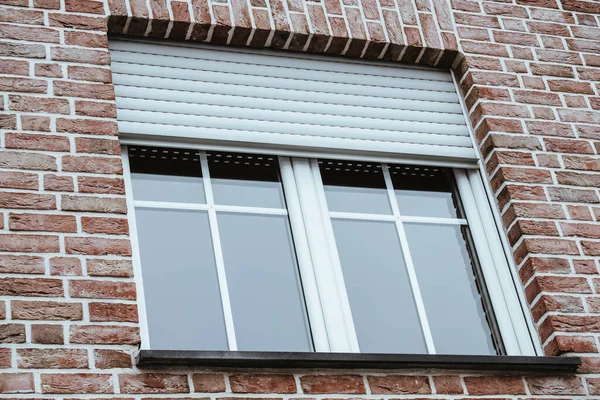 Nízký Úhel Záběru Okna Moderního Kamenného Domu — Stock fotografie