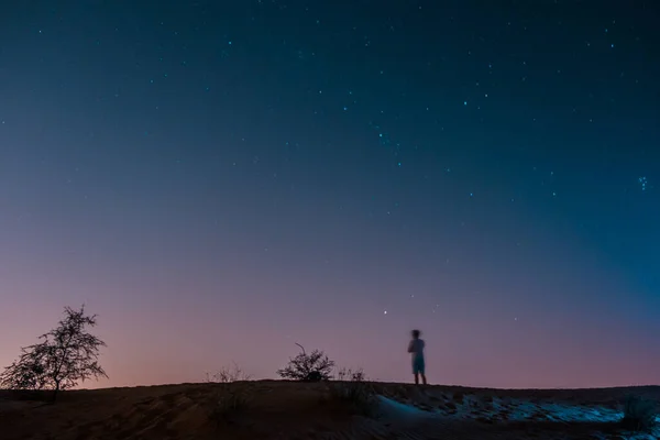 Vacker Utsikt Över Klar Stjärnhimmel Och Silhuett Person — Stockfoto