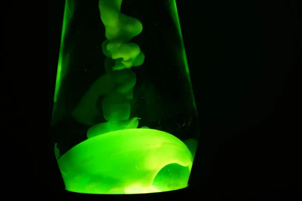 Een Closeup Van Een Groene Lava Lamp Een Donkere Kamer — Stockfoto