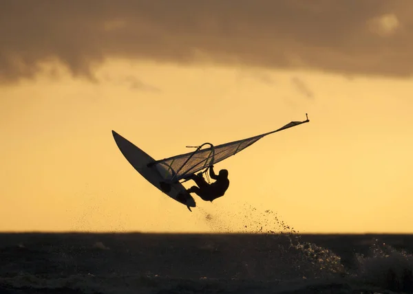 Bir Rüzgar Sörfçüsünün Altın Saatinde Havada Serin Bir Görüntüsü — Stok fotoğraf