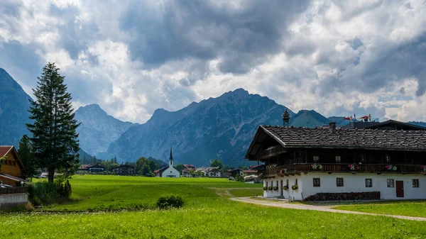 オーストリアのPertisauの小さな村の家 フィールド パスウェイ 山の美しい景色 — ストック写真