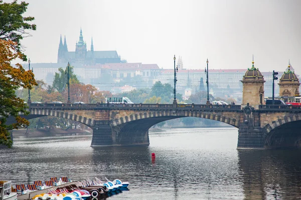 Praga Republika Czeska Paź 2013 Most Wełtawie Zamkiem Praskim Oddali — Zdjęcie stockowe