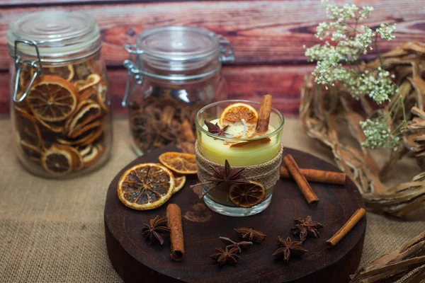 Eine Nahaufnahme Einer Kerze Mit Zimt Und Orangenaroma Und Getrockneten — Stockfoto