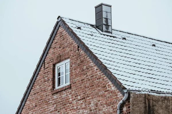 Taket Ett Hus Täckt Snö Vintern — Stockfoto