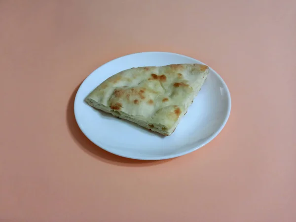 マゼンタの背景にある白いプレートの上に柔らかいおいしい自家製ピザのフォカッチャパンの作品の高い角度ビュー 小麦粉 塩で作られた — ストック写真