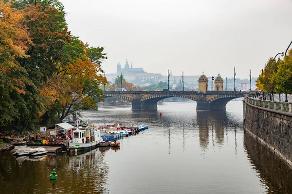 Praga Republika Czeska Paź 2013 Rzeka Wełtawa Mostem Zamek Praski — Zdjęcie stockowe