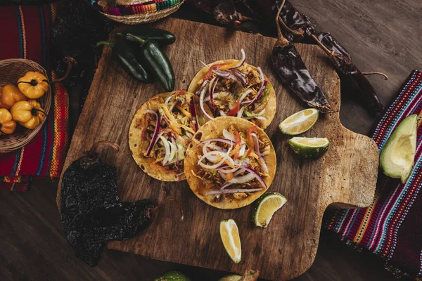 Kırmızı Biberli Limonlu Biftekli Lezzetli Meksika Tacoları — Stok fotoğraf