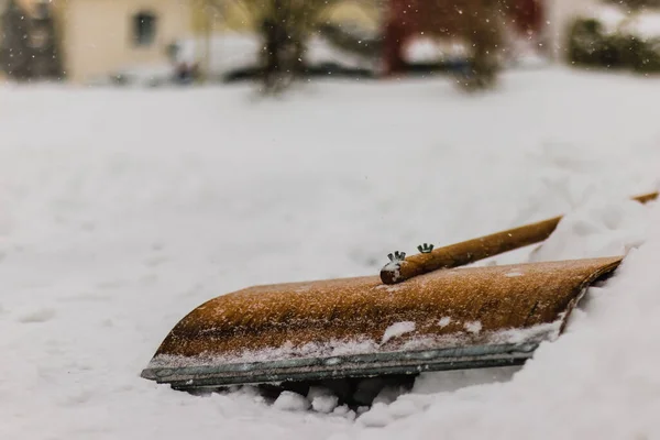 Une Pelle Neige Bois Posée Dans Énorme Tas Neige Symbolisant — Photo