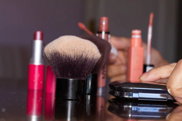 Tiro Close Mãos Femininas Produtos Beleza Uma Mesa — Fotografia de Stock