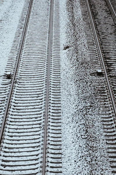 Svislý Pohled Shora Kolejnice Vlaku Pokrytého Sněhem Zimě — Stock fotografie