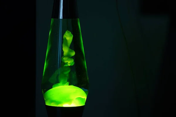 Een Groene Lava Lamp Een Donkere Kamer — Stockfoto