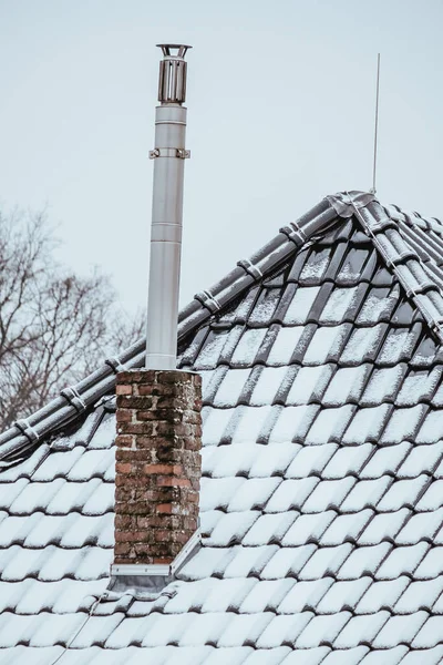 Vertikal Bild Skorsten Taket Täckt Snö Vintern — Stockfoto