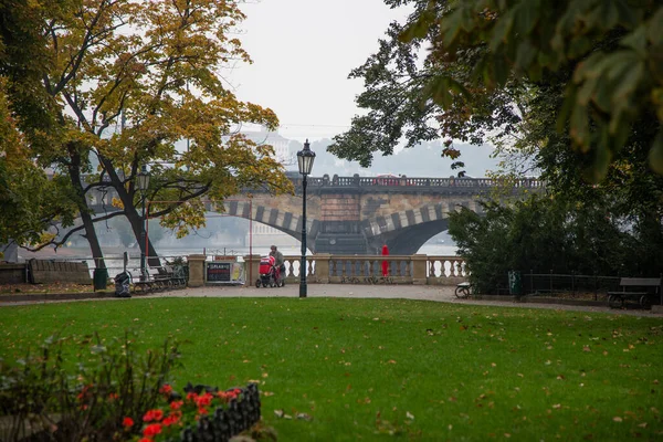 Czech Republic 2013年10月9日チェコ共和国プラハのヴルタヴァ銀行の公園からの風景 — ストック写真