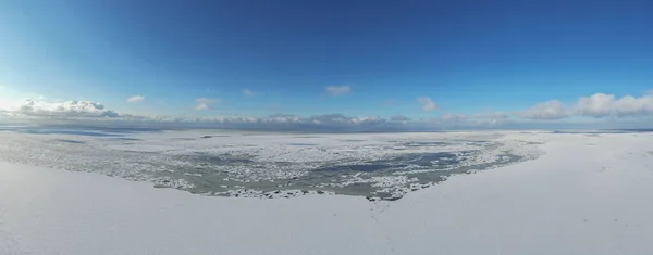 Kar Manzaralarının Panoramik Bir Görüntüsü Bulutlu Mavi Gökyüzünün Altında Yüzen — Stok fotoğraf