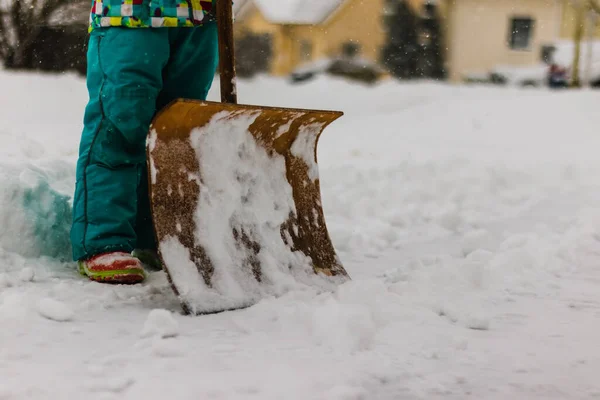 Qualcuno Che Tiene Mano Una Pala Neve Aprire Strada Simboleggia — Foto Stock