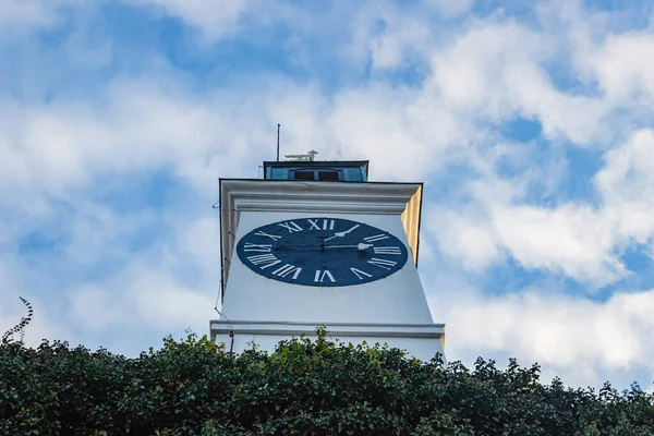 Eine Flache Aufnahme Eines Weißen Turms Mit Einer Großen Wanduhr — Stockfoto