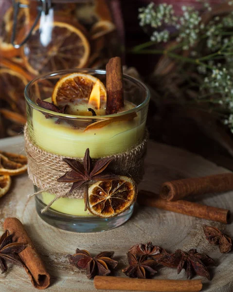 Primer Plano Vertical Una Vela Con Canela Aroma Naranja — Foto de Stock