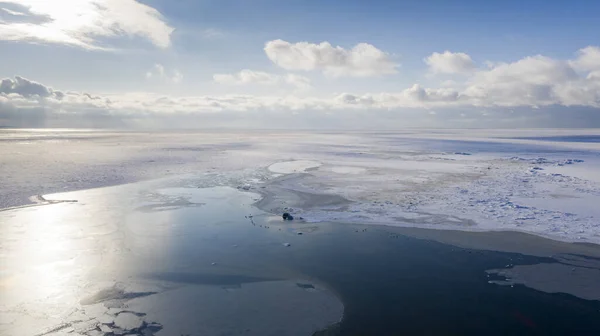 Широкоугольный Объектив Снимок Снежных Пейзажей Моря Облачно Голубым Небом — стоковое фото