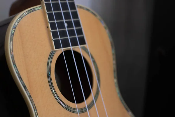 Tiro Foco Seletivo Uma Guitarra Acústica — Fotografia de Stock