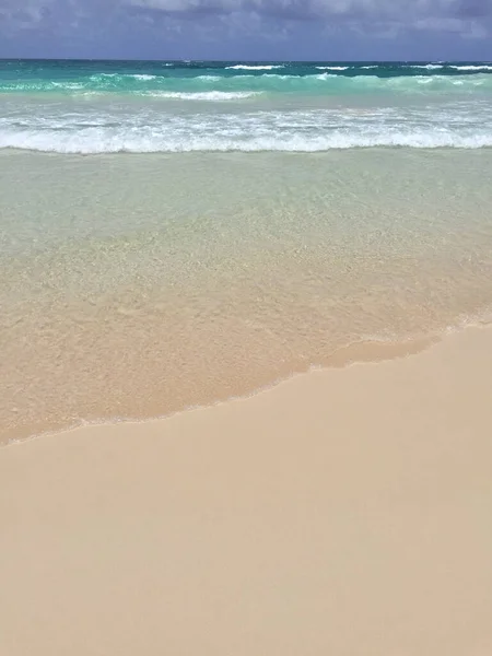 Krajina Zasněné Bílé Písečné Pláže Oceánem Nadýchanými Bílými Mraky Ostrovech — Stock fotografie