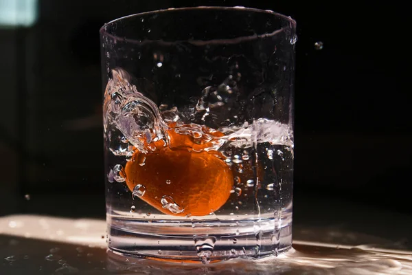 Een Selectieve Focus Van Een Glas Water Met Fruit — Stockfoto
