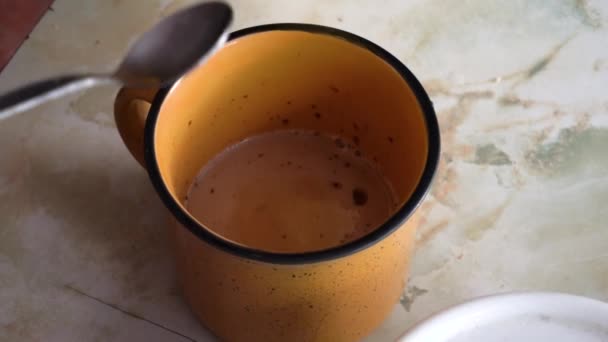 放在木制桌子上的杯子里的咖啡 — 图库视频影像