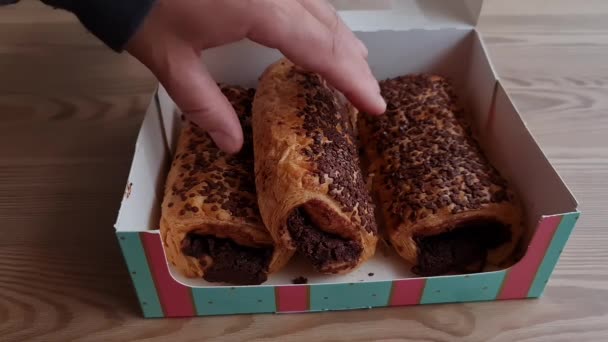 茶色の紙にナポリのチョコレートの箱 — ストック動画