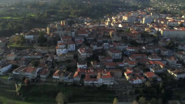 Ein Schöner Blick Auf Die Gebäude Mit Identischen Orangefarbenen Dächern — Stockvideo