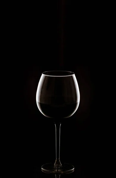 Κάθετη Λήψη Ποτηριού Κρασιού Που Απομονώνεται Μαύρο Φόντο — Φωτογραφία Αρχείου
