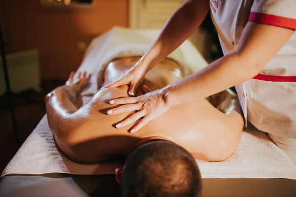 Een Close Shot Van Een Masseur Het Geven Van Een — Stockfoto