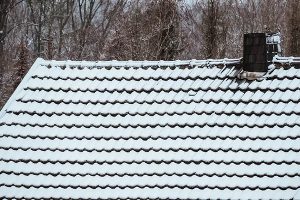 Taket Ett Hus Täckt Snö Vintern — Stockfoto