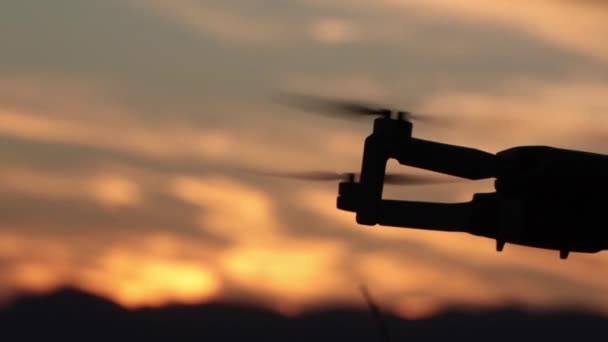Sylwetka Drona Pod Zachmurzonym Niebem Podczas Zachodu Słońca Rozmytym Tłem — Wideo stockowe