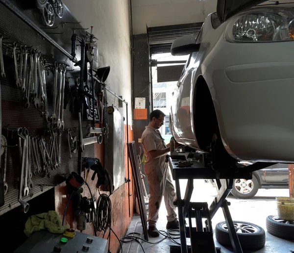 Меделлин Коломбия Дек 2020 Фанатик Проверяет Шины Автомобиля Установленного Платформе — стоковое фото