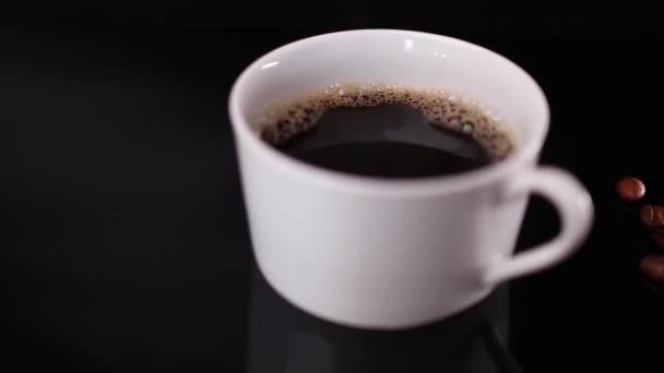 Xícara Café Com Grãos Café Preto Fresco Marrom Fundo Escuro — Vídeo de Stock