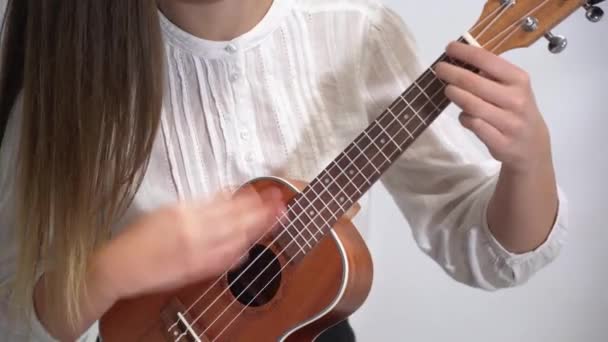 Jovem Mulher Tocando Guitarra Fundo Branco — Vídeo de Stock