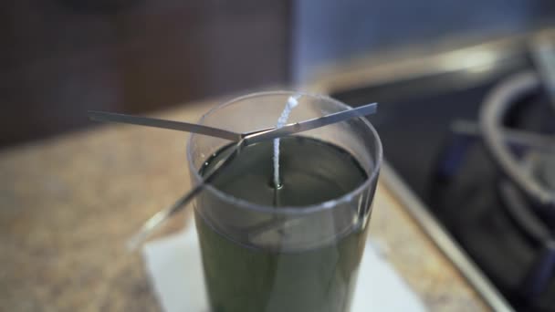 キャンドル金型内の緑の液体キャンドルワックス冷却と硬化 — ストック動画