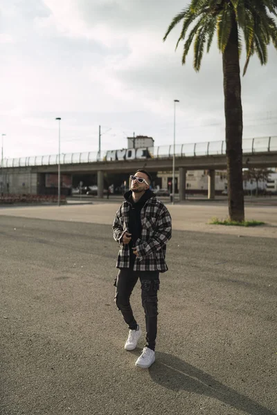 Una Foto Vertical Guapo Elegante Hombre Con Gafas Sol Posando — Foto de Stock