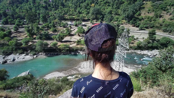 Una Vista Trasera Una Chica Disfrutando Hermosa Vista Río Cerca —  Fotos de Stock