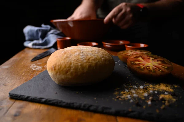 パンなどのハンバーグの具材 トマトのスライス テーブルの上の調味料 — ストック写真