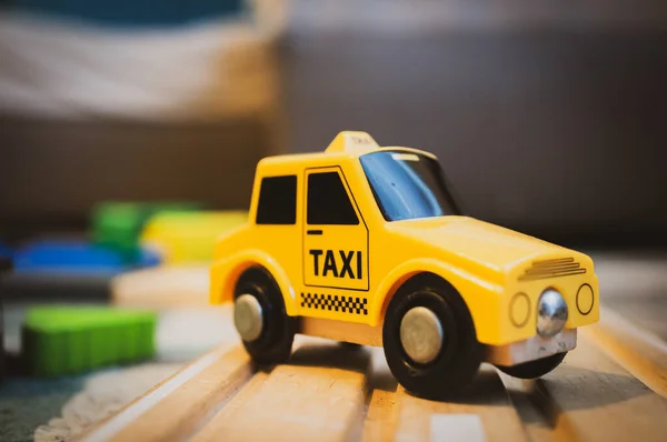 Žlutá Plastová Hračka Taxi Auto Dřevěné Trati Soft Focus Pozadí — Stock fotografie