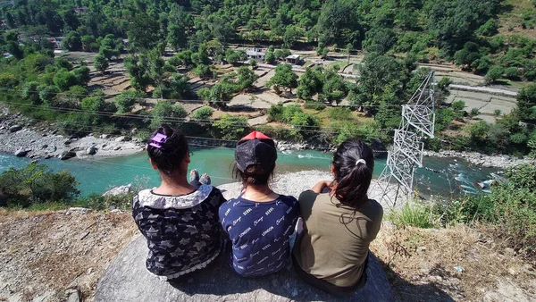 Una Vista Trasera Tres Chicas Sentadas Las Altas Montañas Disfrutando —  Fotos de Stock