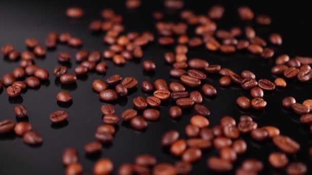 Braune Frische Schwarze Kaffeebohnen Auf Dunklem Hintergrund — Stockvideo