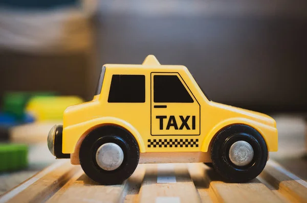 Sárga Műanyag Játék Taxi Autó Egy Pályán Puha Fókusz Háttér — Stock Fotó