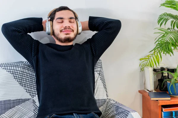 Joven Hombre Caucásico Relajado Relajado Mientras Escuchaba Música Usando Auriculares —  Fotos de Stock